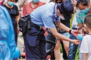 成都：抗疫一线的最美“警”色