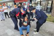 安徽阜阳：醉汉迷误出行  铁警急忙救助