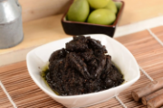 腐臭菜叶做“橄榄菜”原料，涉事企业产品被下架