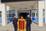 粗心车主加油忘付钱 民警追回油钱获锦旗