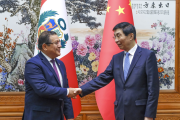 王沪宁会见秘鲁国会主席萨卢安纳