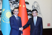 王沪宁会见哈萨克斯坦议会上院议长阿希姆巴耶夫