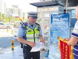 女童卡入6楼防护栏缝隙 海口辅警与群众5分钟救出获赠锦旗