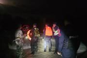 木扎尔特河惊魂50分钟！警民手挽手搭人链救援