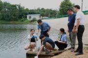 图片新闻｜江西共青城：检测涉案养鸡场整改后附近水塘水质是否达标