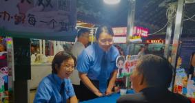 在夜市摆出“法治小摊”