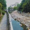 维修景观河护栏，却用建筑垃圾填了河道