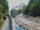 维修景观河护栏，却用建筑垃圾填了河道