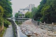 维修景观河护栏，却用建筑垃圾填了河道