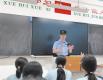 派出所民警暑假前夕走进校园，为学生讲解暑期安全