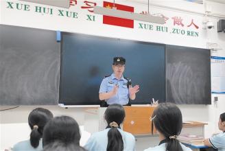 派出所民警暑假前夕走进校园，为学生讲解暑期安全