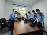 “守护者”的一天 烈日下汗水浸湿了警服……