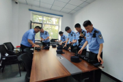 “守护者”的一天 烈日下汗水浸湿了警服……