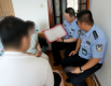 儿子越过高墙的荣光，让父亲看到新生的希望……