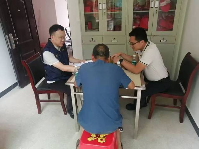 法官向村书记做调查