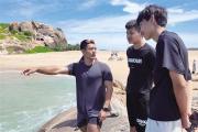 休假中的民警纵身入海，从暗流中救回落水者