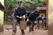 甘肃洪灾害救援：2700余名救援力量奋战一线