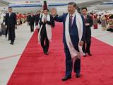 习近平率中央代表团抵达西藏出席自治区成立60周年庆活动