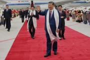 习近平率中央代表团抵达西藏出席自治区成立60周年庆活动