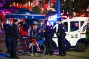 夏夜安心值拉满！公安警灯照夏夜，反诈端窝点，安全感藏在每步巡防里