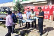 乡间烟火气、普法“赶集”时！熙熙攘攘的集市上，这个“摊位”扎眼暖心、引人驻足
