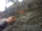 “大爷！坚持住！”他们扎进刺骨湖水中，救起了老人……
