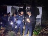湖北通城民警深山夜寻失联老人 背出蜷缩杂草中的八旬翁