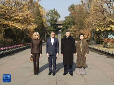 习近平同法国总统马克龙在成都进行友好交流