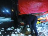 零下20摄氏度 救援风雪路上被困车辆