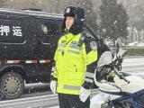 河南商丘交警浴雪坚守 筑牢群众出行安全防线