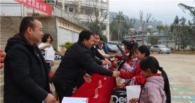 心系边疆教育 情暖深山学童