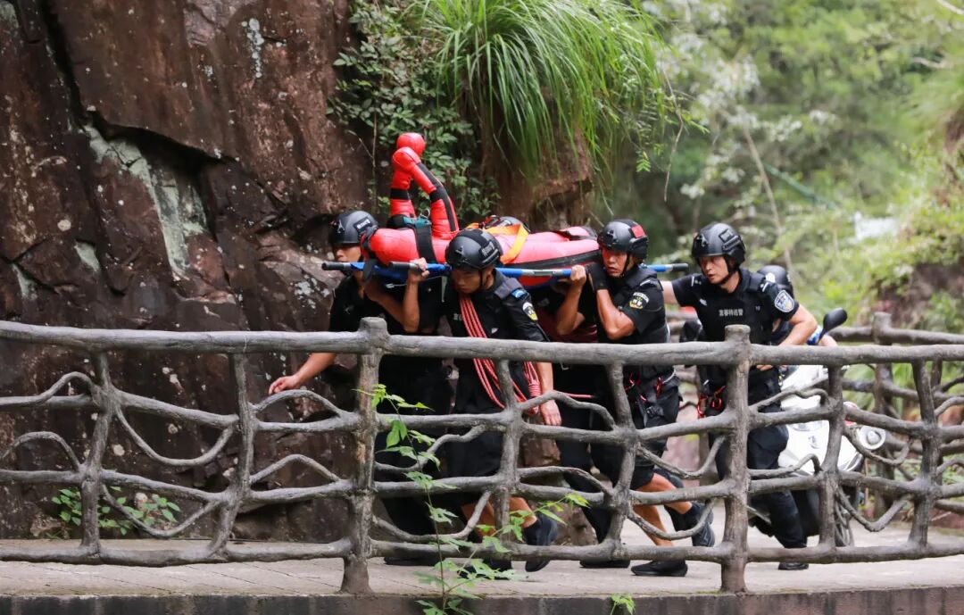 同饮一江水·共护东江源！江西公安特警巅峰对决！-图二-2025年7月，江西省公安特警在安远县三百山开展多维度实战拉动演练，展示风采深化合作。（赣州市公安局 王瑞-胡江涛-李凡）.jpg