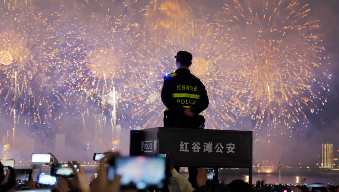 守护繁华美景-大年初一，南昌市公安局红谷滩分局执勤民警在迎新春烟花晚会现场值守，守护繁华美景。（南昌市公安局 应坚）.png.png