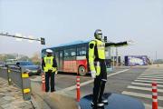 湖北荆州“交警机器人”上岗春运一线
