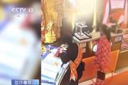 女子买12万元黄金首饰，店员发觉不对劲，立即报警！