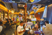 交警逛夜市 守护烟火气 贵州交警多举措开展“拒绝酒驾”源头主题宣传行动