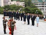 习近平和彭丽媛参谒中朝友谊塔