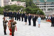 习近平和彭丽媛参谒中朝友谊塔