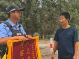 “我不是被救者，但必须向你致敬！”为何他驱车百公里送锦旗？