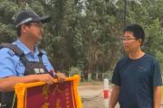 “我不是被救者，但必须向你致敬！”为何他驱车百公里送锦旗？