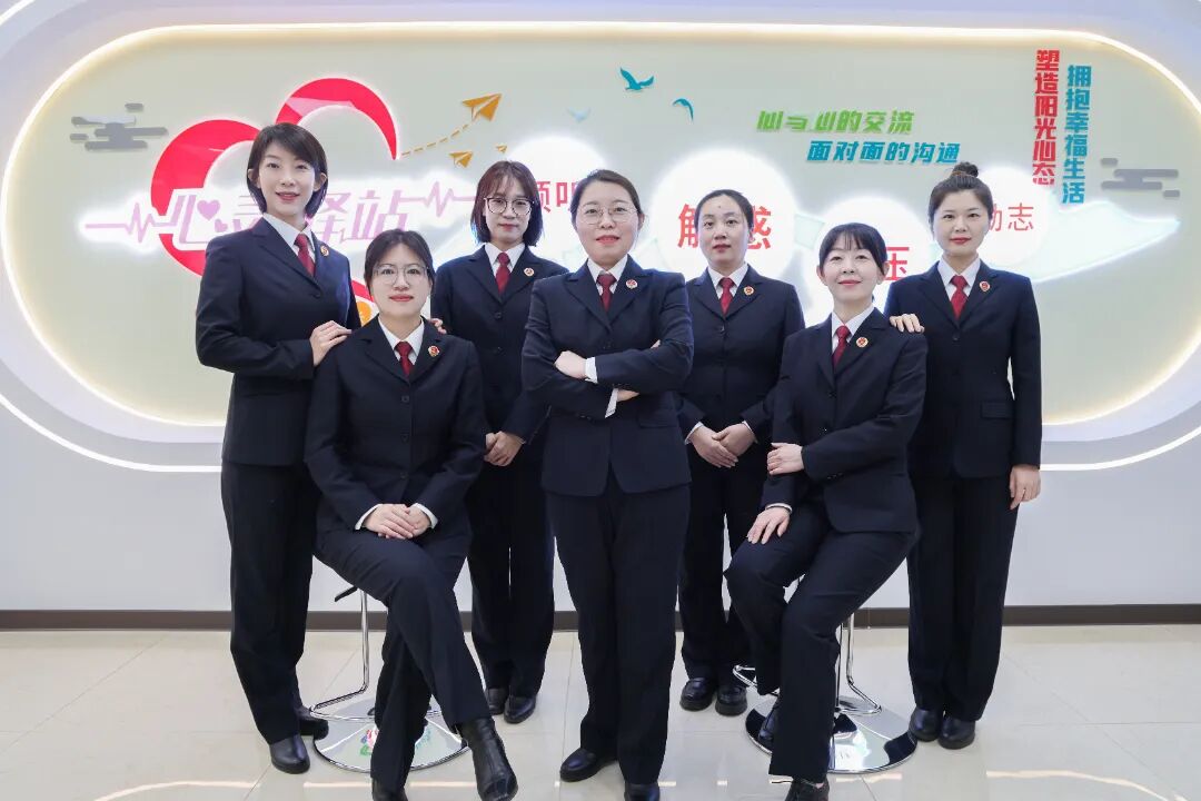 未检办案团队合照.jpg 未检办案团队合照.jpg