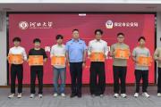 河北保定：“不能让坏人跑了！”鲜血顺着民警脸颊往下淌，嫌疑人不停挣扎，他们冲了上去……