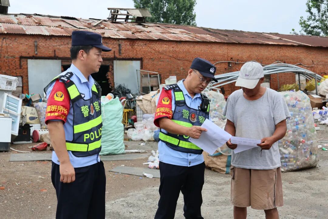 天津铁路公安处沿线民警在辖区内开展安全宣传,确保线路绝对安全。.JPG