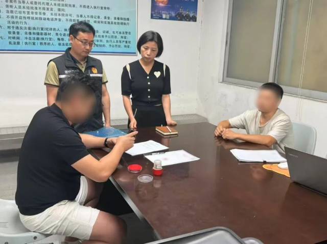 执行干警和调解员在一起劳务合同纠纷中开展调解